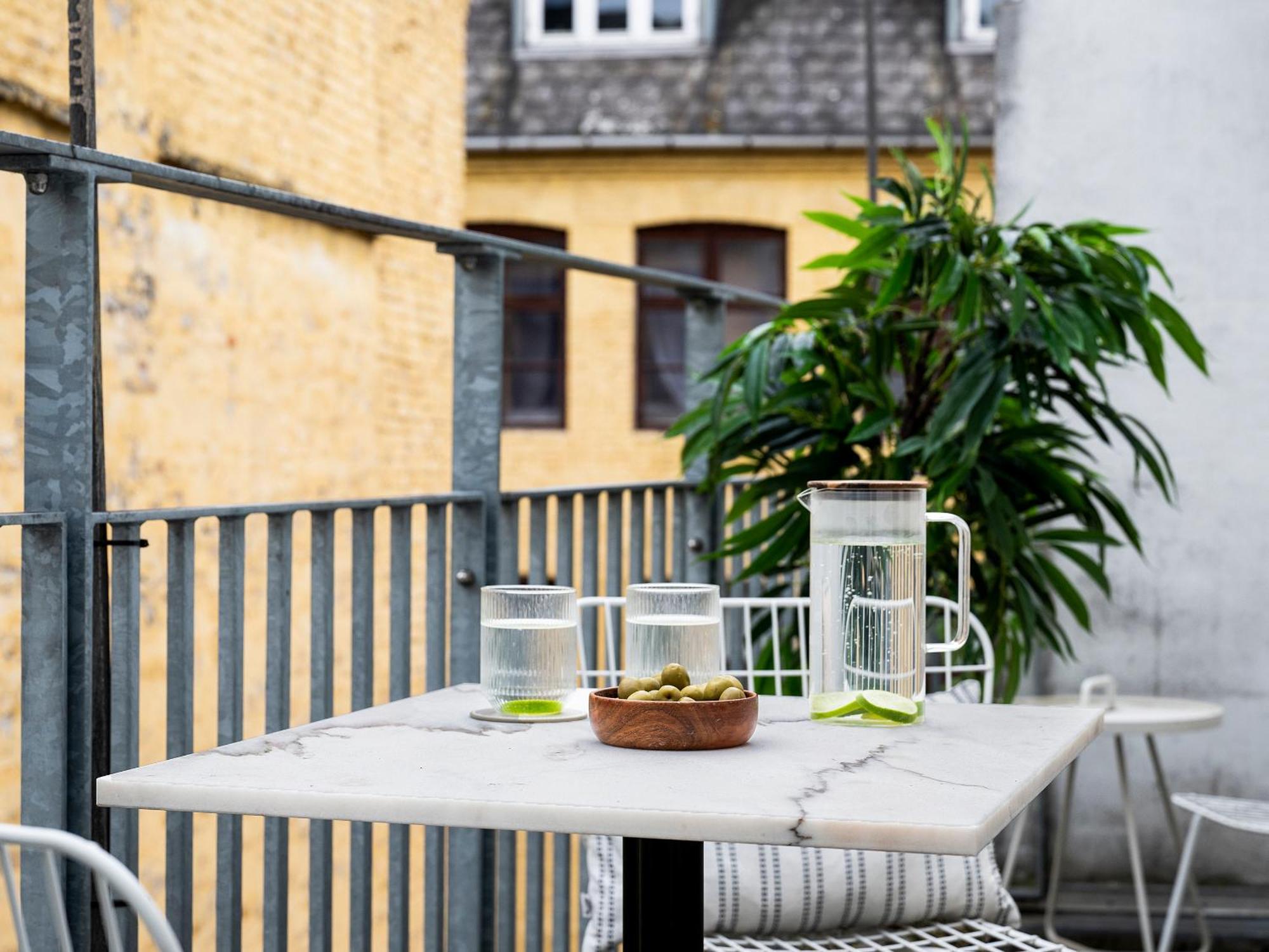 Sanders Leaves - Chic Three-Bedroom Apartment In Downtown Copenhagen Exterior photo
